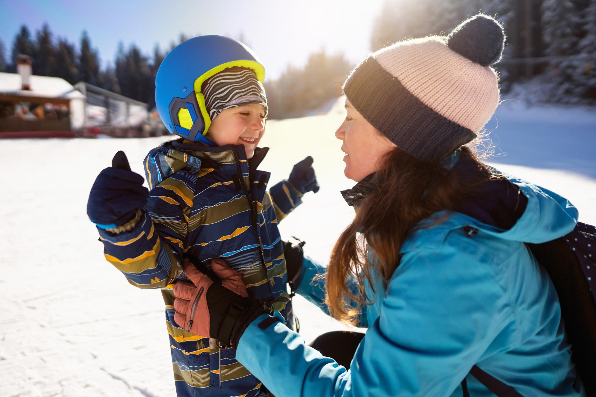 mum-and-kid-on-the-slopes-smiling